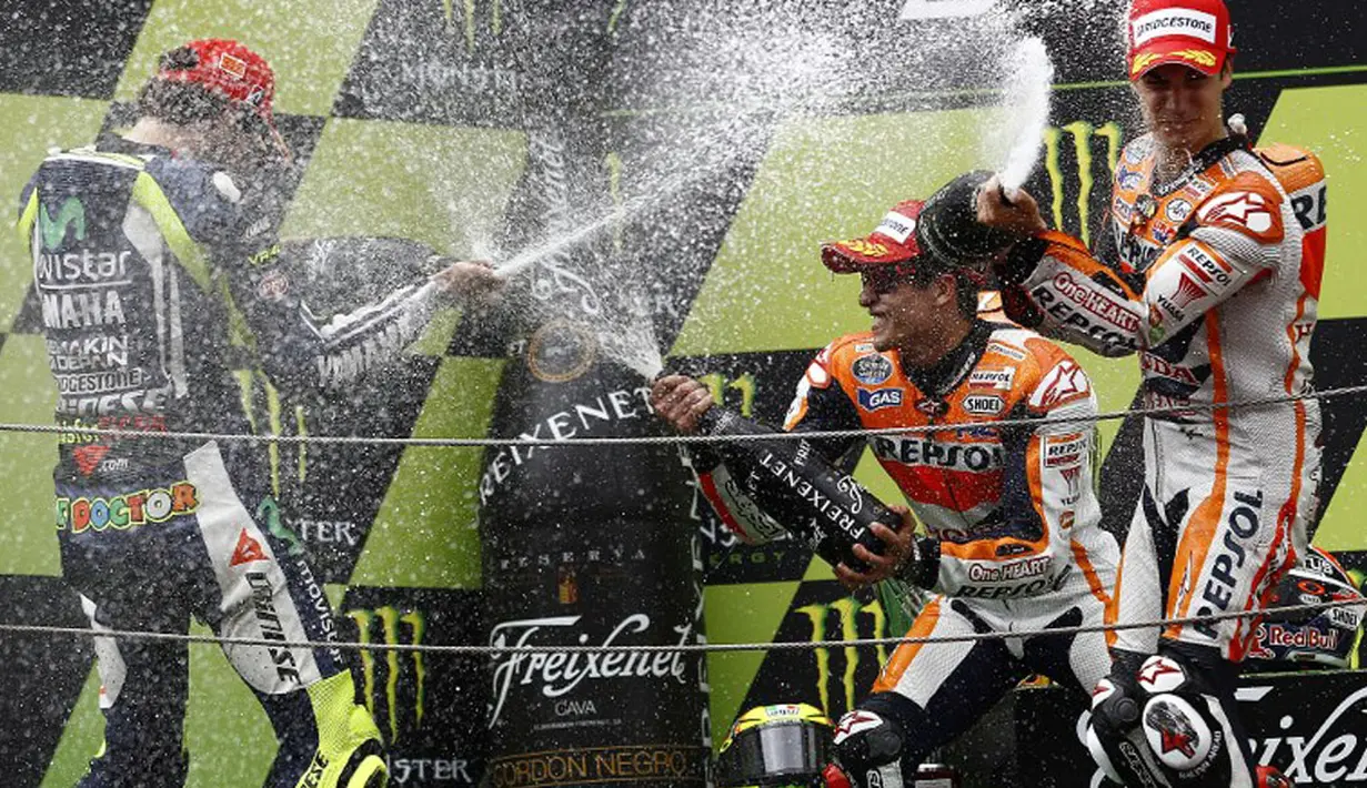 Selebrasi kemenangan tiga pembalap MotoGP di podium. Tampak, Valentino Rossi, Marc Marquez, dan Dani Pedrosa (dari kiri ke kanan) menyemprotkan sampanye di atas podium GP Katalunya, Barcelona, (15/6/2014). (REUTERS/Quique Garcia)