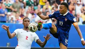 Arsenal Rekrut Ezri Konsa, Bisa Debut Lawan Mantan