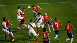Perebutan bola di depan gawang Cile. (AP Photo/Jorge Saenz)