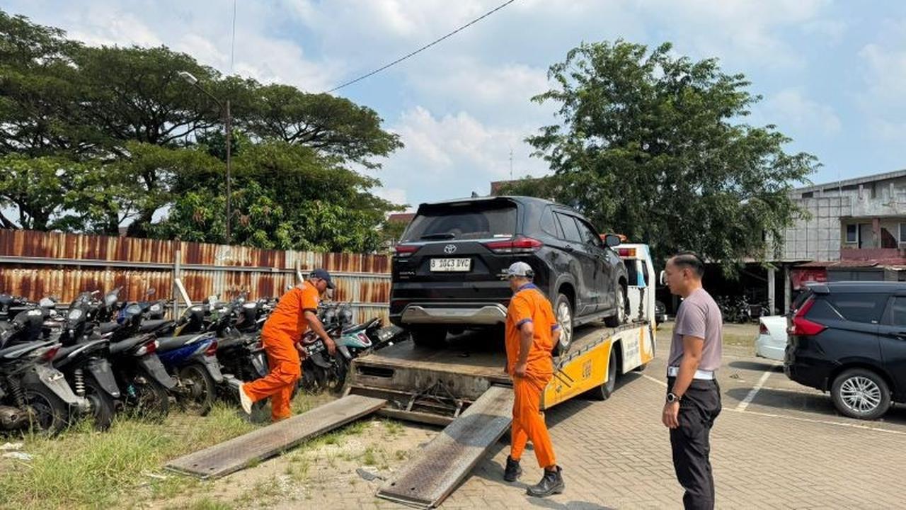 Polres Karawang Amankan Mobil Penabrak Motor Viral, Pengemudi Diduga Kurang Konsentrasi