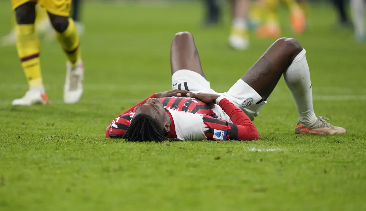 Penyerang AC Milan, Rafael Leao tergeletak di lapangan usai pertandingan melawan Bologna pada lanjutan Liga Serie A Italia di stadion San Siro, Italia (5/4/2022). Tambahan satu angka membuat Milan mempertahankan posisi puncak dengan koleksi 67 angka dari 31 laga. (AP Photo/Antonio Calanni)