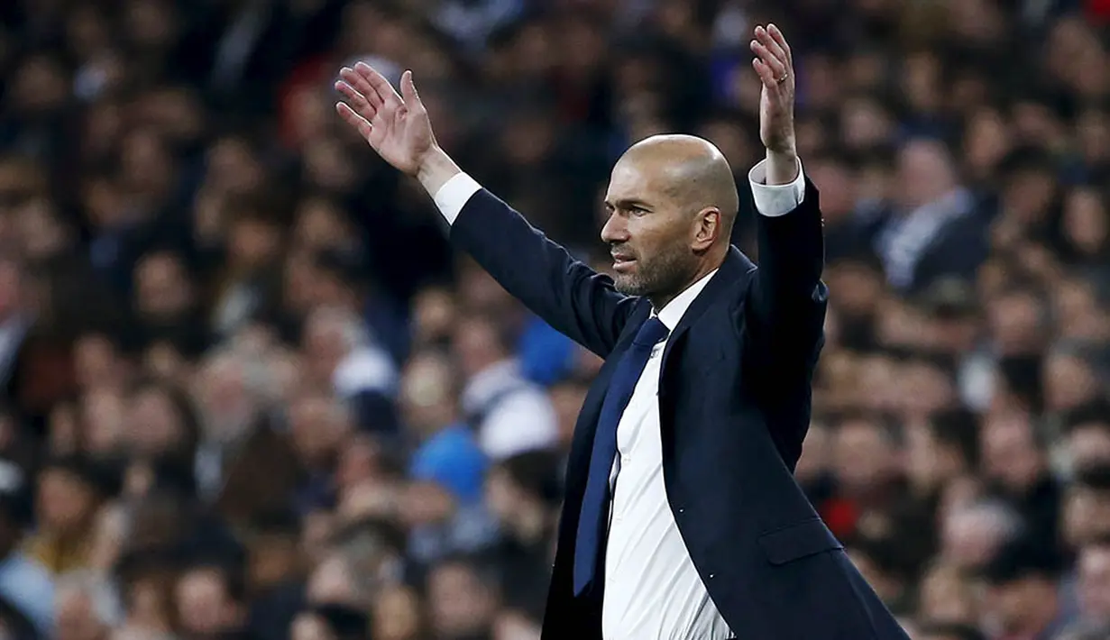 Pelatih Real Madrid, Zinedine Zidane, memberi instruksi kepada anak asuhnya saat melawan Espanyol pada laga La Liga. Kemenangan ini merupakan yang ketiga bagi Zidane dalam empat laga pertamanya bersama Los Blancos. (Reuters/Juan Medina)