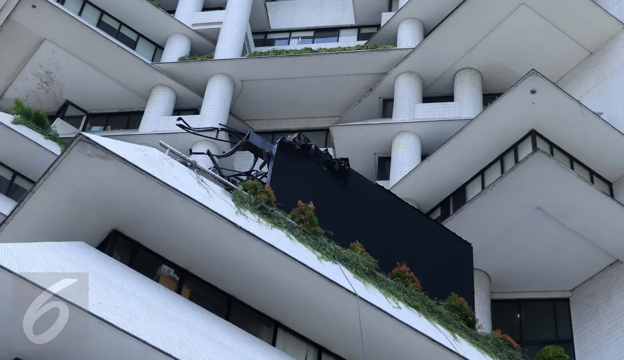Sebuah videotron tampak rusak dibagian pinggirnya akibat tertimpa gondola yang jatuh dari Gedung Intiland Tower Sudirman, Tanah Abang, Jakarta, Rabu (26/10). Aparat kepolisian sudah mendatangi lokasi dan melakukan olah TKP. (Liputan6.com/Gempur M Surya)