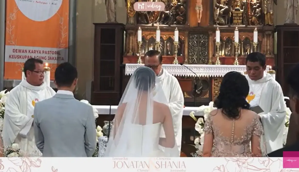 Jojo dan Shanju menikah di Gereja Katedral Jakarta Jumat (1/12/2023). Pemberkatan pernikahan mereka dipimpin oleh Uskup Agung Keuskupan Jakarta, Mgr. Ignatius Kardinal Suharyo. [Youtube/Viding]