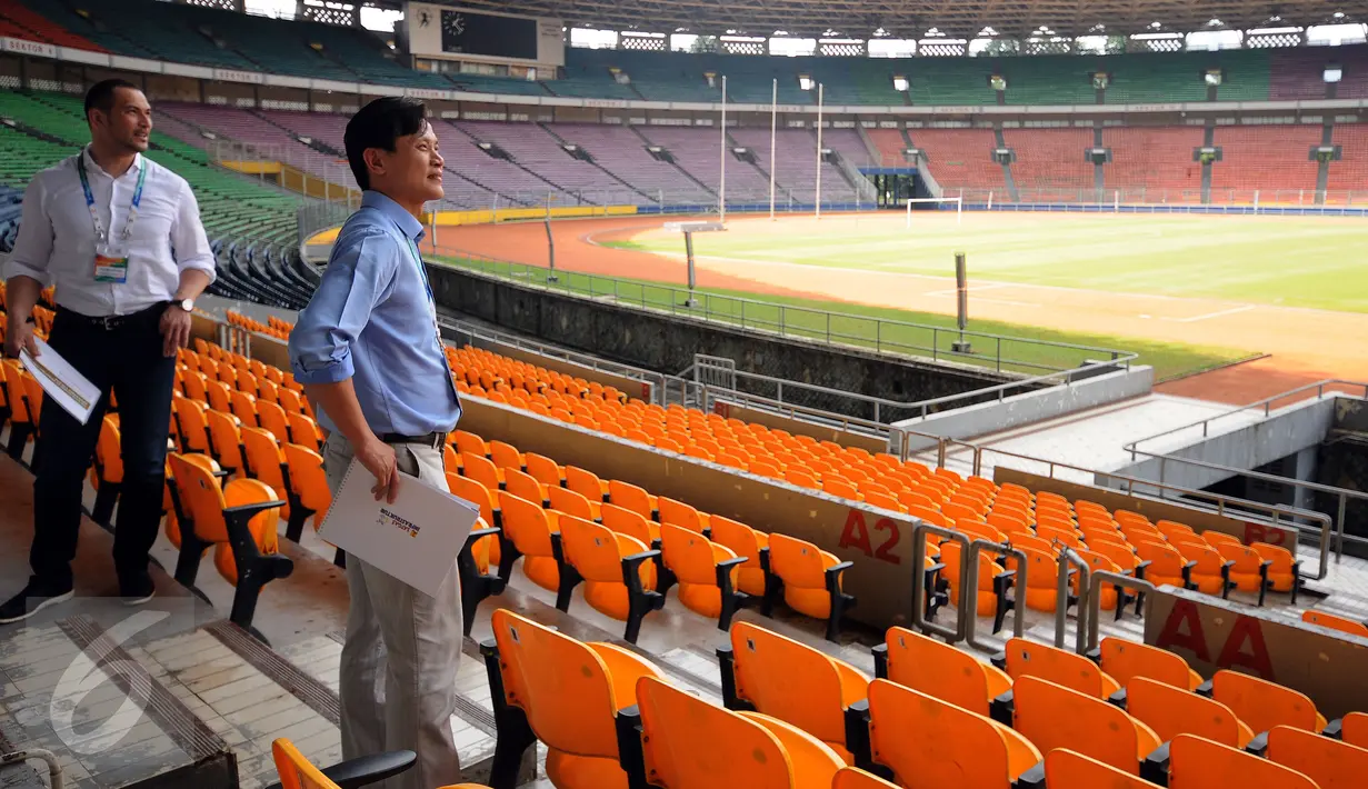 Beberapa anggota Delegasi Dewan Olimpiade Asia (OCA) melihat langsung kondisi Stadion Gelora Bung Karno Jakarta, Selasa (10/5/2016). Rencananya, Stadion GBK akan mulai direnovasi pada awal Juni mendatang. (Liputan6.com/Helmi Fithriansyah)