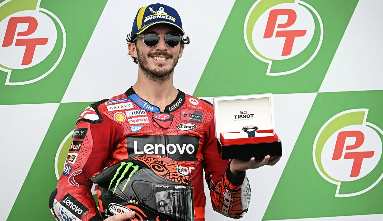 Pebalap Ducati Lenovo Team, Francesco Bagnaia merayakan kemenangannya di posisi terdepan pada sesi kualifikasi MotoGP Thailand di Sirkuit Internasional Buriram, Sabtu 26 Oktober 2024. (Lillian SUWANRUMPHA/AFP)
