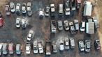 Foto udara memperlihatkan deretan mobil-mobil yang hancur akibat kebakaran hutan di Guayaquil, Ekuador pada tanggal 26 September 2024. (MARCOS PIN/AFP)