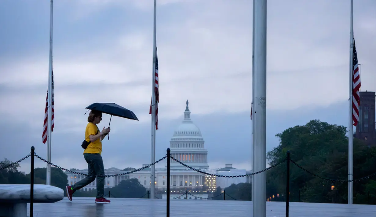 Satu pesawat lagi jatuh di pedesaan Pennsylvania, usai penumpang mencoba merebut kendali. Semua penumpang berjumlah 40 orang tewas dalam insiden ini. (AP Photo/Mark Schiefelbein)