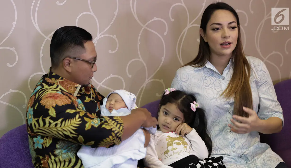 Presenter Dr. OZ Indonesia Reisa Broto Asmoro didampingi suaminya Tedjodiningrat Brotoasmoro memberikan keterangan kepad awak media terkait kelahiran anak kedua di Jakarta, Senin (26/3). (Liputan6.com/Faizal Fanani)
