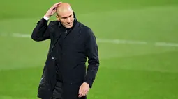 Zinedine Zidane - Legenda timnas Prancis ini santer dikaitkan dengan kursi pelatih MU. Juru taktik yang bersinar bersama Real Madrid itu menyatakan tak akan mengambil kesempatan menjadi pelatih Setan Merah lantaran istrinya belum siap pindah ke kota Manchester. (AFP/Javier Soriano)