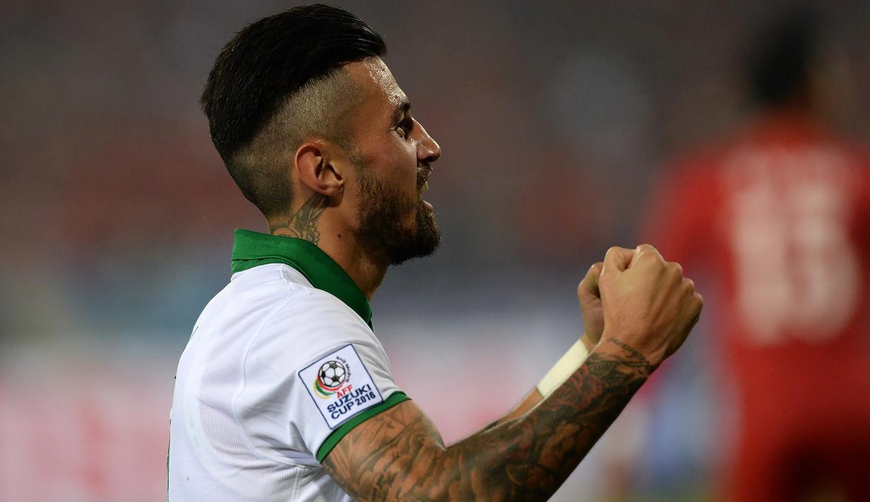 Gelandang timnas Indonesia, Stefano Lilipaly meluapkan kegembiraannya usai menjebol gawang Vietnam pada leg kedua semifinal Piala AFF 2016 di Stadion Nasional My Dinh, Hanoi, Rabu (7/12).. (HOANG DINH NAM/AFP)