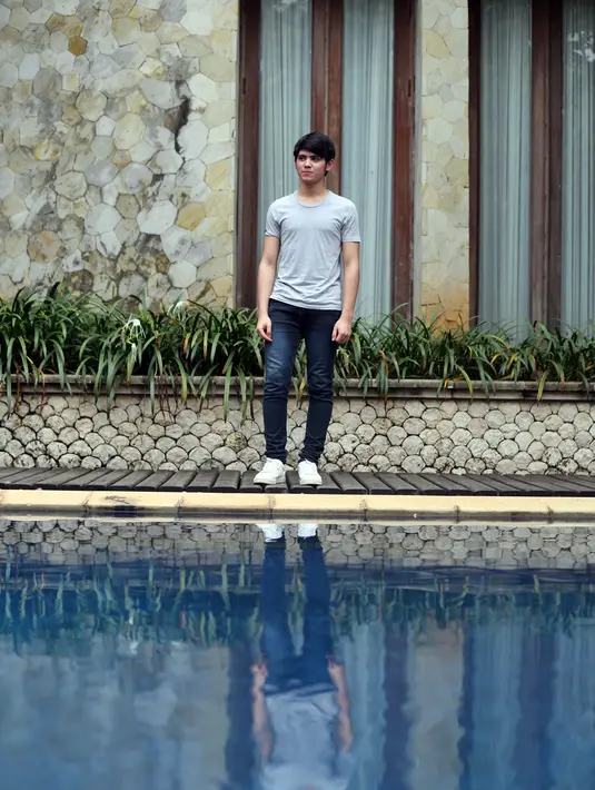 Pria yang tengah dikabarkan dekat dengan Prily Latuconsina ini, rupanya mengaku masih kaku untuk menjadi seorang model video clip bersama Teuku Rasya. (Adrian Putra/Bintang.com)