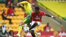 Gelandang Manchester United, Fred, berebut bola dengan pemain Norwich City, Emi Buendia, pada laga Piala FA di Carrow Road, Norwich, Sabtu (27/6/2020). Manchester United menang 2-1 atas Norwich City. (AP/Emi Buendia)