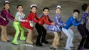 Aksi Anak-anak bermain ice skating selama 'Festival Gambar Skating Hadiah Paektusan ke-26 dalam Perayaan Hari Bintang Cemerlang' sebagai bagian perayaan ulang tahun mendiang pemimpin Korea Utara Kim Jong il di Pyongyang (15/2). (AFP Photo/Ed Jones)