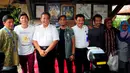 Personel grup band Slank dan manager Slank, Bunda Iffet (kanan) berpose bersama petugas BNN usai melakukan pertemuan di Markas Slank, Gang Potlot, Jakarta, Selasa (17/3/2015). (Liputan6.com/Yoppy Renato)