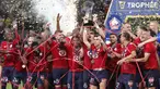 Lille berhasil mengangkat trofi Piala Super Prancis 2021 serta menghentikan dominasi tujuh tahun (2013 hingga 2020) Paris Saint-Germain pada turnamen pembuka musim kompetisi di Liga Prancis tersebut. (Foto: AP/Ariel Schalit)