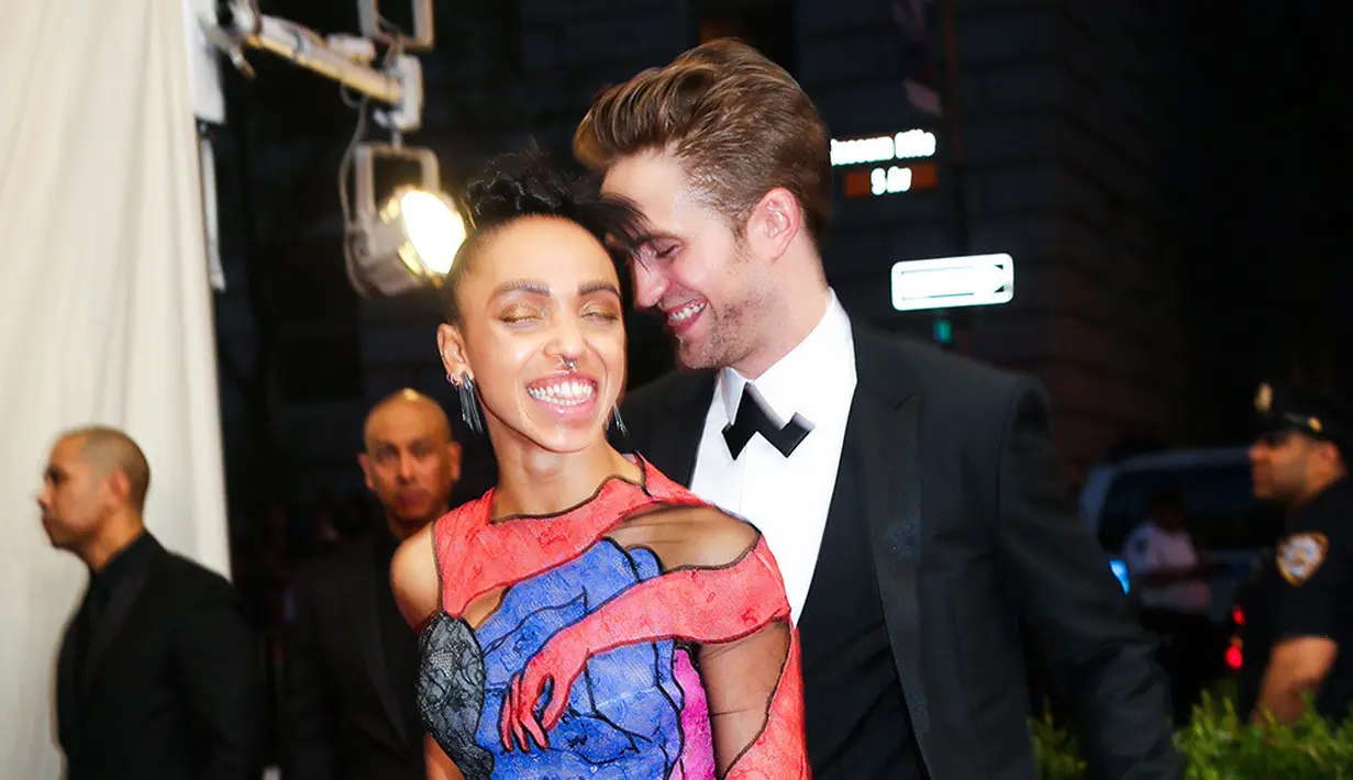 Ini potret Robert Pattinson dan FKA Twigs saat masih pacaran. (REX/Shutterstock/HollywoodLife)