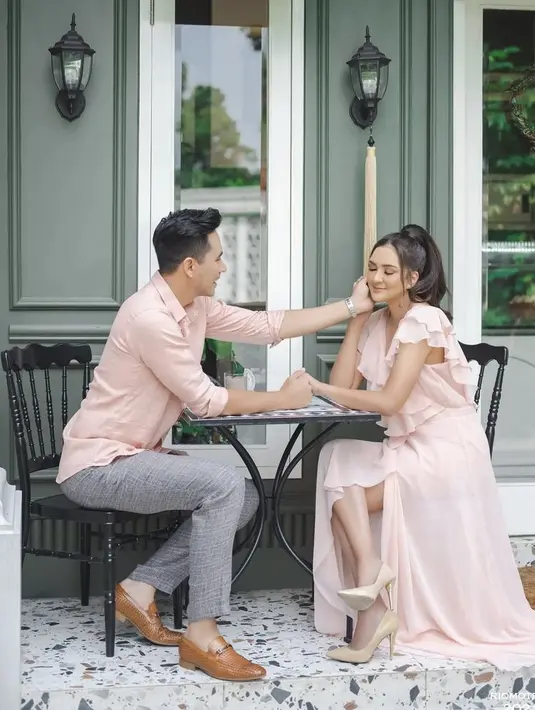 Donna terlihat feminin dalam balutan dress dengan aksen ruffle, sementara Darius mengenakan kemeja warna senada dan celana warna abu-abu. (Instagram/darius_sinathrya).