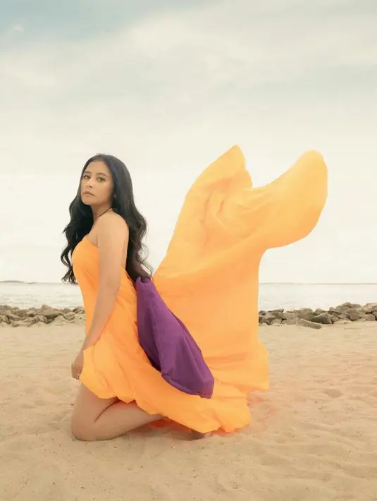 Penampilan Prilly kali ini mengingatkan pada kupu-kupu yang siap terbang dengan kedua sayap indahnya.(FOTO: Instagram/milsonmassie).