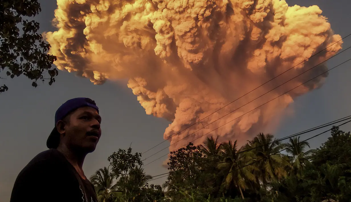 Seorang penduduk desa menyaksikan letusan Gunung Lewotobi Laki-Laki yang terlihat dari desa Talibura di Sikka, Nusa Tenggara Timur, pada 17 Juni 2025. (Foto oleh AFP)