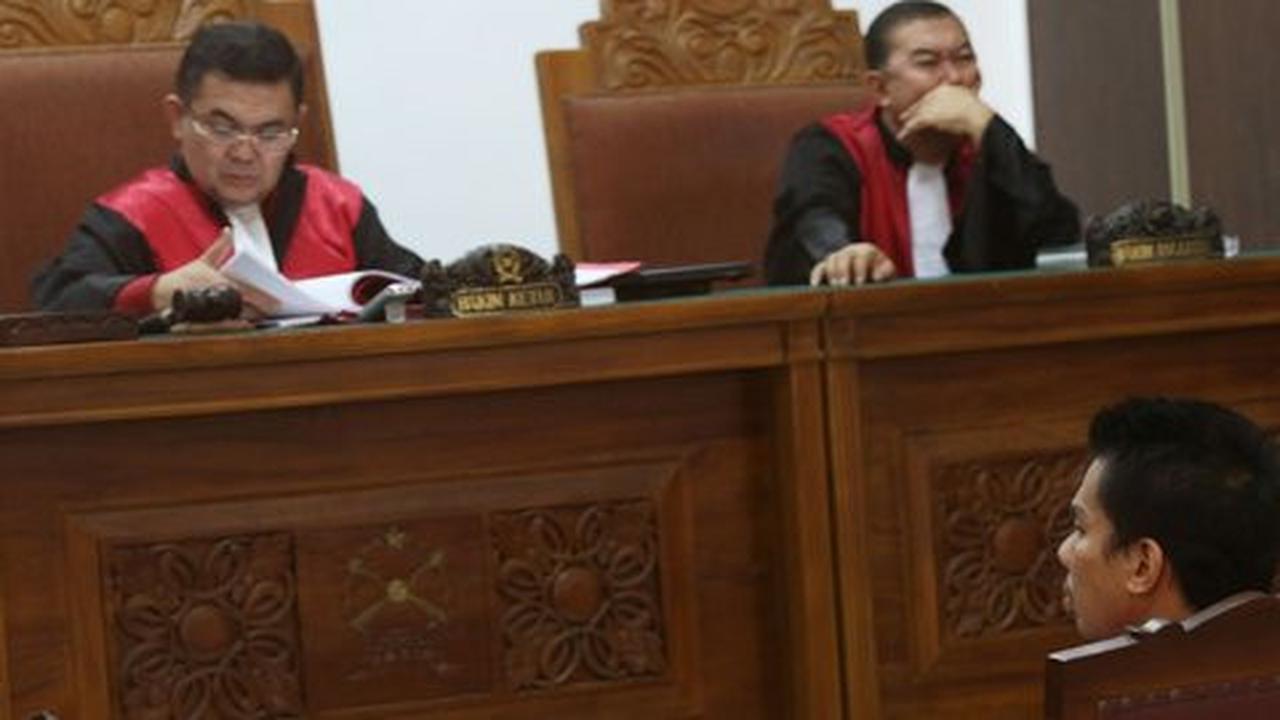 Di sidang hari ini, mucikari RA hadirkan artis & tokoh agama