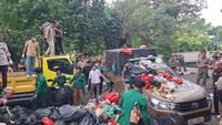 Mahasiswa di Tangel buang sampah di halaman kantor wali kota Tangsel. (Liputan6.com/Pramita Tristiawati)