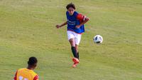 Calon pemain Timnas Indonesia U-17 sekaligus putra selebritas Darius Sinathrya, Lionel Nathan Sinathrya saat seleksi Timnas Indonesia U-17 di Lapangan A, Kompleks Stadion Utama Gelora Bung Karno (SUGBK), Senayan, Jakarta, Selasa (15/08/2023). (Bola.com/Bagaskara Lazuardi)