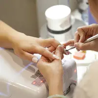 Ilustrasi proses cat kuku. (dok. Unsplash/Giorgio Trovato)