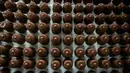 Permen berlapis cokelat lokal Palestina yang dikenal sebagai permen "al-Shatwi" (kue musim dingin) Crimbo, difoto di pabrik Al-Arees yang secara bertahap melanjutkan produksinya setelah terhenti akibat perang, di Deir al-Balah, Jalur Gaza tengah pada 12 Januari 2026, (Bashar Taleb/AFP)