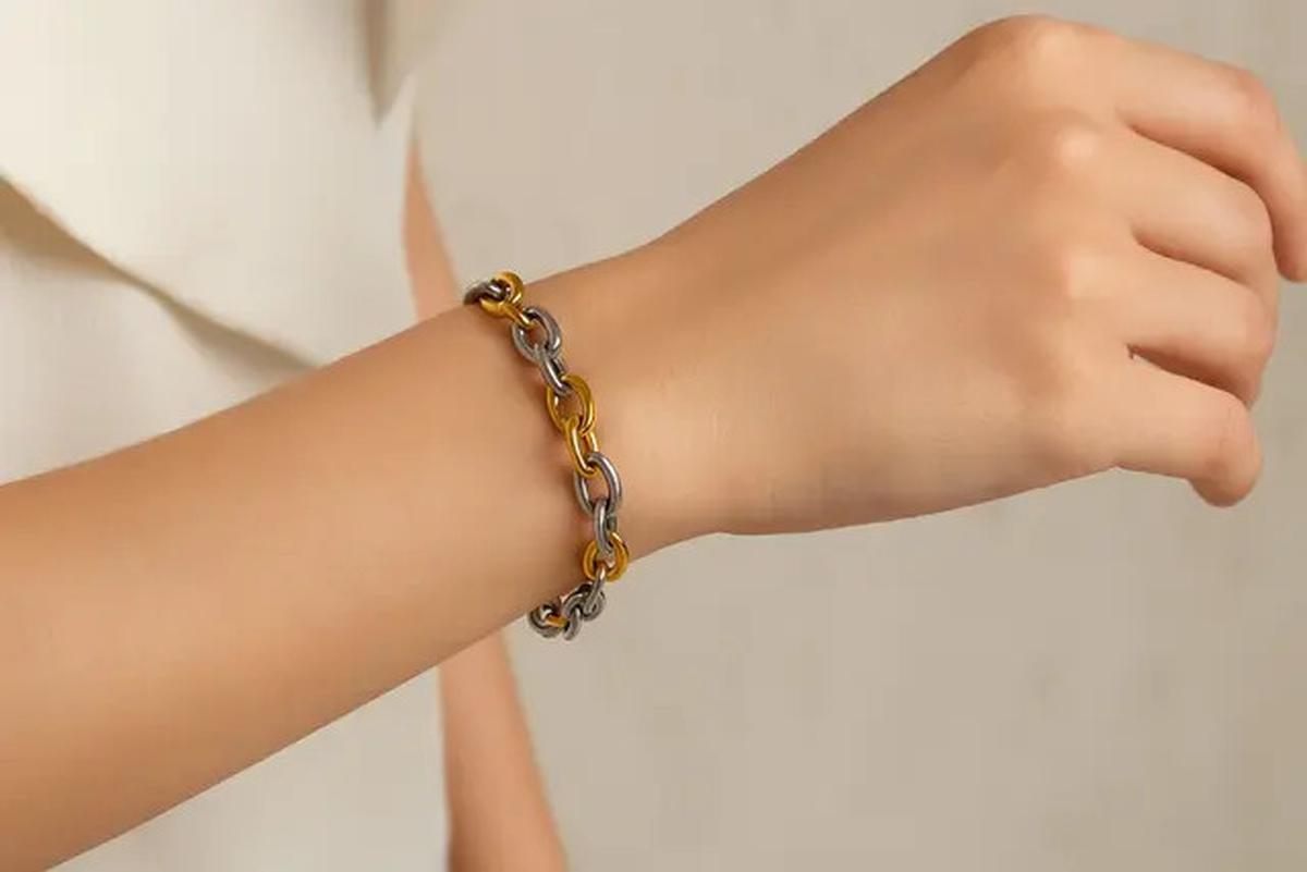 10 Model Gelang Rantai Titanium Terbaru, Jadi Perhiasan Wanita yang Hits untuk Segala Usia di 2025