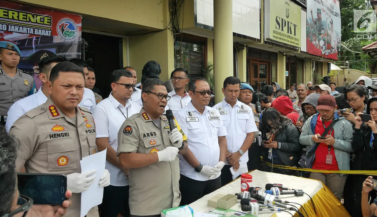 Kabid Humas Polda Metro Jaya Kombes Pol Argo Yuwono dalam rilis penangkapan artis peran Steve Emmanuel di Polres Metro Jakarta Barat, Kamis (27/12). Steve Emmanuel ditangkap dengan barang bukti kokain seberat 92,04 gram. (Liputan6.com/Herman Zakharia)