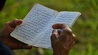 Seorang wanita berdoa saat memperingati 17 tahun musibah gempa dan tsunami di Taman Peringatan Tsunami Siron di Siron, provinsi Aceh (26/12/2021). Tsunami Aceh pada 2004 merenggut nyawa lebih dari 170.000 orang di Indonesia saja. (AFP/Chaideer Mahyuddin)
