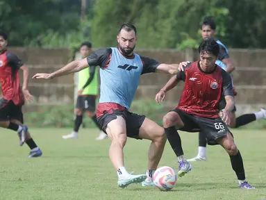 Bek senior Timnas Indonesia Jordi Amat resmi menjadi pemain Persija Jakarta. Sebelumnya, Amat bermain di Malaysia bersama Johor Darul Ta'zim. (Bola.com/M Iqbal Ichsan)