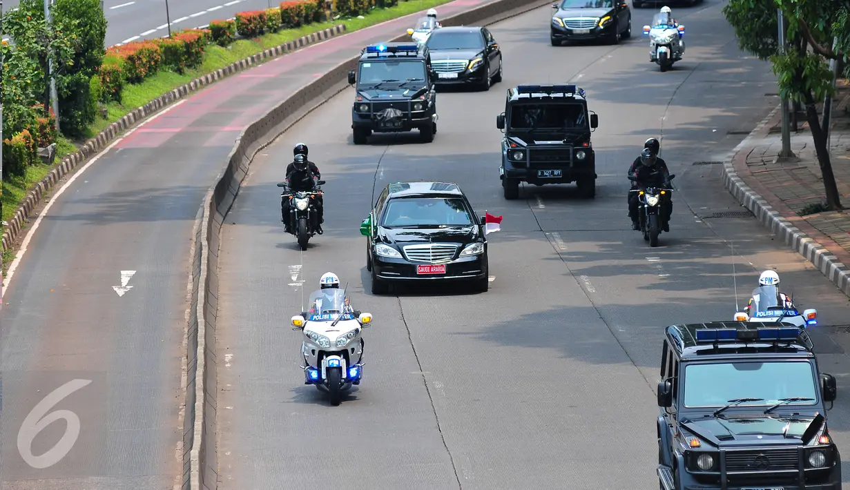 Mobil yang membawa Raja Arab Saudi Salman bin Abdulaziz Al Saud bergerak menuju Gedung DPR/MPR RI, Senayan, Jakarta, Kamis (2/3). Sebanyak 15 motor pengawal mengamankan Raja Salman saat perjalanan ke Gedung DPR. (Liputan6.com/Faizal Fanani)