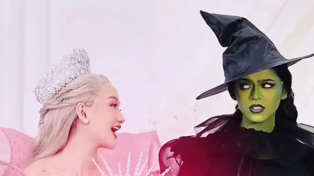 Tampilan Nanda Arsyinta dan Jharna Bhagwani Cosplay Jadi Glinda vs Elphaba (credit: https://www.instagram.com/nandaarsynt/ dan https://www.instagram.com/jharnabhagwani/).