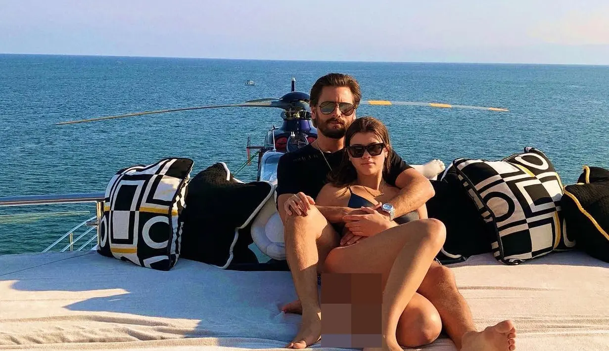 Kekasih Scott tersebut memamerkan fotonya memakai bkini saat berada di sisi Scott ke Instagram (instagram/sofiarichie)