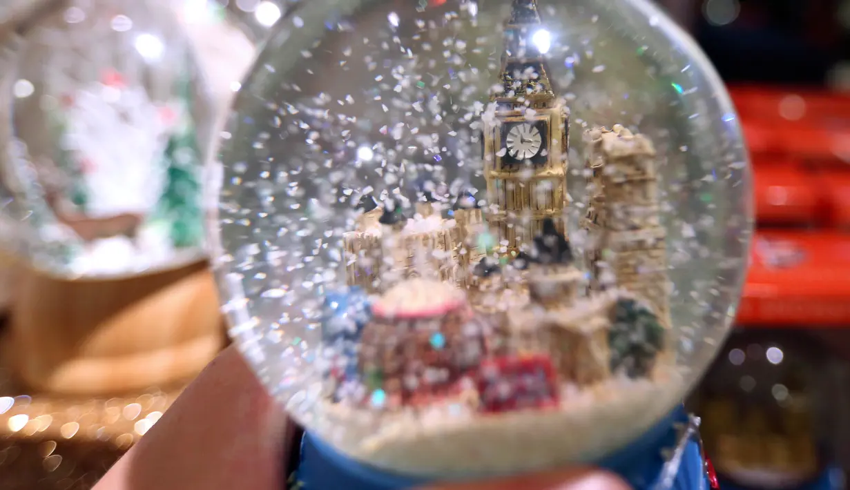 Ornamen natal berupa bola salju yang dijual di toko Selfridges, London, Senin (6/8). Keputusan manajemen Selfridges ini dianggap aneh dan memecahkan rekor sebagai toko penjual ornamen natal yang buka jauh hari sebelum natal tiba. (AP/Robert Stevens)