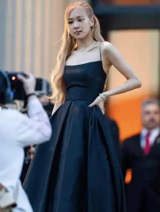 Makeup dan rambutnya juga ditata minimalis, namun tetap hadirkan elegansi yang nyata.  [Foto: Instagram/ Rosé Blackpink].