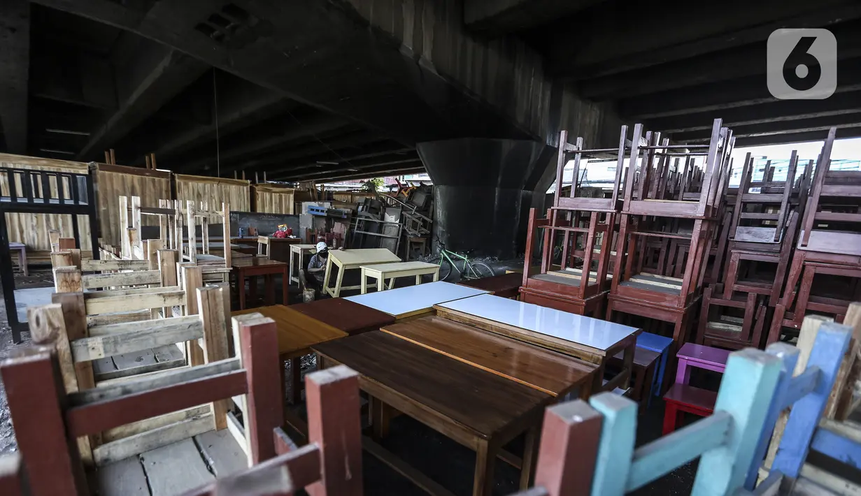 Pekerja menyelesaikan pembuatan furniture (perlengkapan rumah) di kolong Flyover Kranji, Bekasi, Jawa Barat, Sabtu (7/11/2020). Selama pandemi COVID-19 berlangsung, pedagang mengeluhkan daya beli masyarakat yang turun drastis. (Liputan6.com/Johan Tallo)