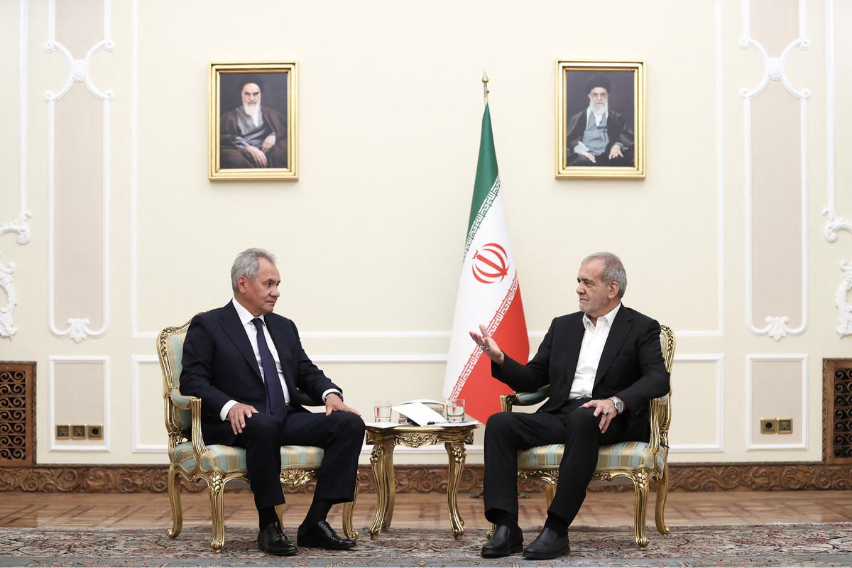 Presiden Iran dengan Sekretaris Dewan Keamanan Rusia Sergei Shoigu