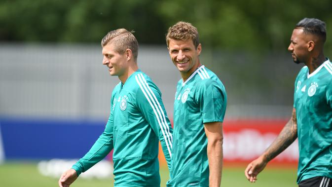 Toni Kroos dan Thomas Muller ketika memperkuat timnas Jerman. (AFP/Patrik Stollarz)