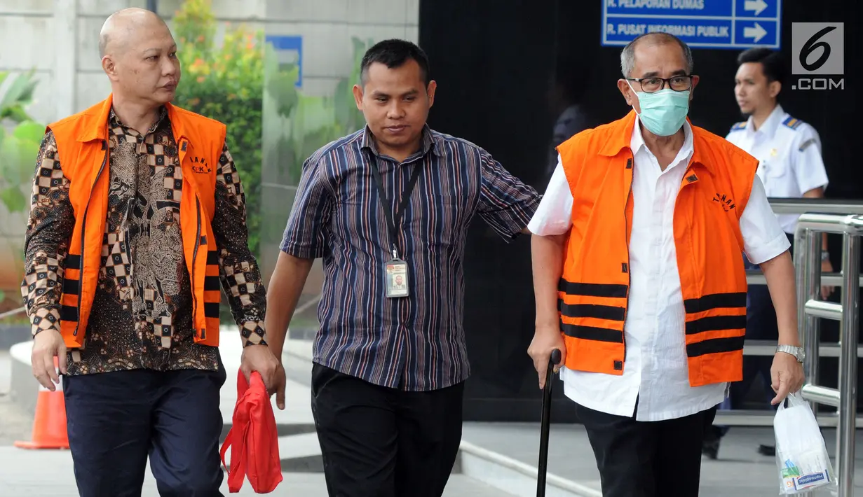 Bupati Bandung Barat nonaktif Abubakar (kanan) dan Pengusaha Tony Kongres (kiri) penyuap Bupati Buton Selatan Agus Feisal tiba untuk menjalani pemeriksaan di gedung KPK, Jakarta, Selasa (10/7). (Merdeka.com/Dwi Narwoko)