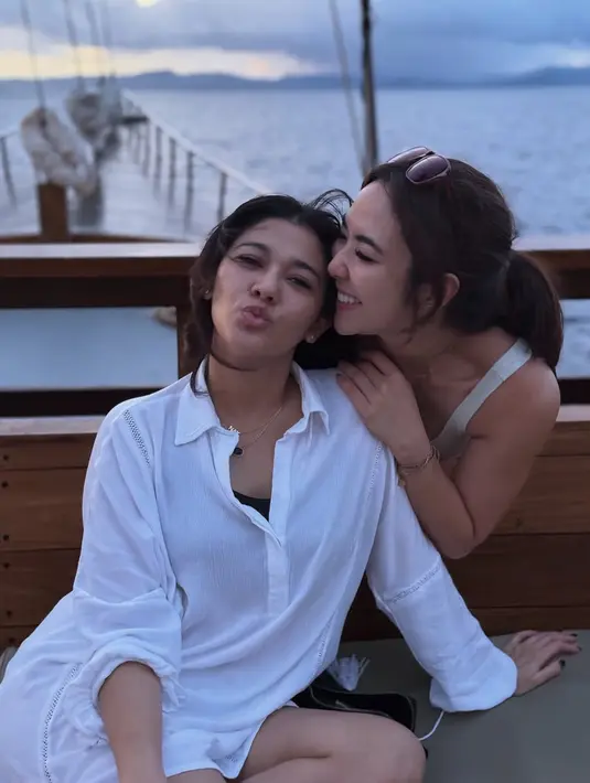 Sama seperti Gisella yang mahir berenang di laut dalam, Naysilla Mirdad tidak hanya dikenal karena kecantikannya, gaya modis, dan kepiawaiannya dalam berakting. Siapa sangka, adik dari Nana Mirdad ini ternyata memiliki hobi berpetualang outdoor. (Liputan6.com/IG/@gisel_la)