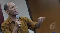 Pengamat Ekonomi Politik, Ichsanuddin Noorsy menjadi narasumber diskusi "Rupiah Terpuruk dan Dampaknya bagi Perekonomian Indonesia", Jakarta, Kamis (19/03/2015). (Liputan6.com/Andrian M Tunay)