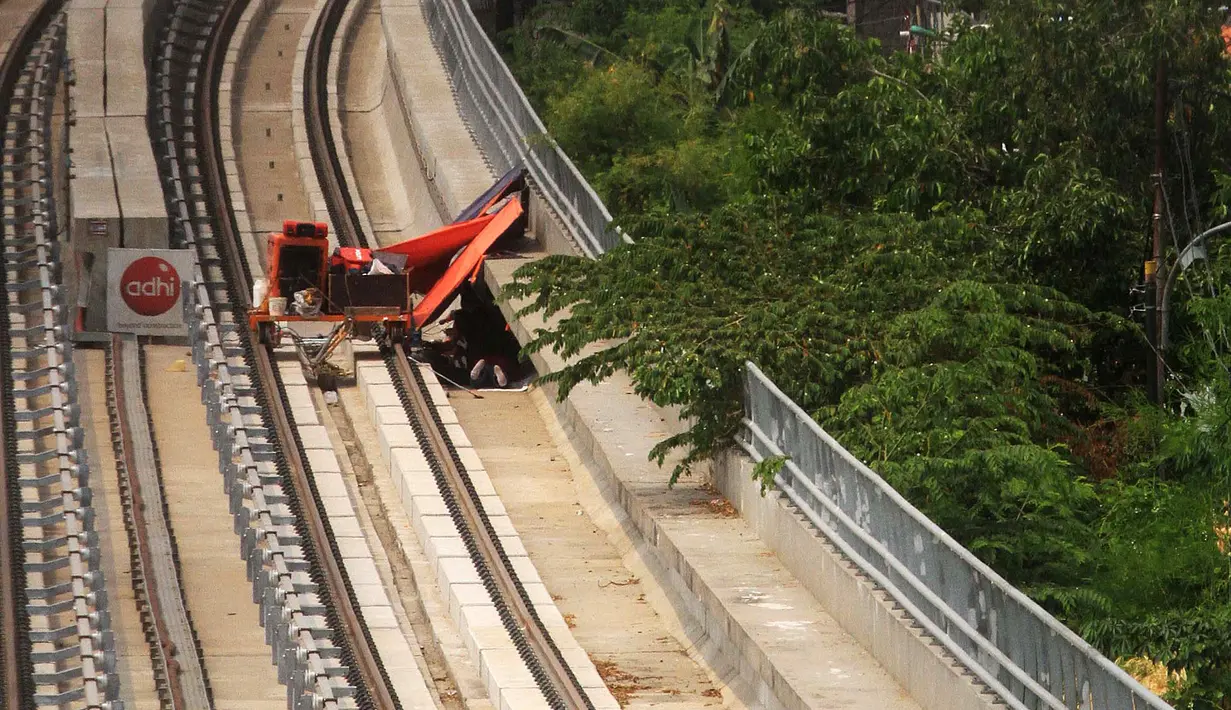 Pekerja menyelesaikan pembangunan LRT (Light Right Transit) Jabodebek di Kawasan Kampung Makasar, Jakarta, Sabtu (26/10/2019). Progres lintas Cawang-Cibubur selesai 85,28 persen, Cawang-Dukuh Atas 55,91 persen, dan Cawang-Bekasi Timur 53,84 persen.(Liputan6.com/JohanTallo)