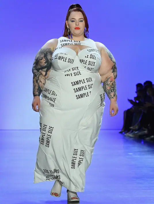 Tess Holliday, model dan aktivis bertubuh gemuk, berjalan di catwalk untuk show Chromat selama New York Fashion Week 2019 pada 7 September 2019. Model berbobot tubuh 137 kg tersebut tampil percaya diri mengenakan gaun panjang putih. (Photo by Angela Weiss / AFP)