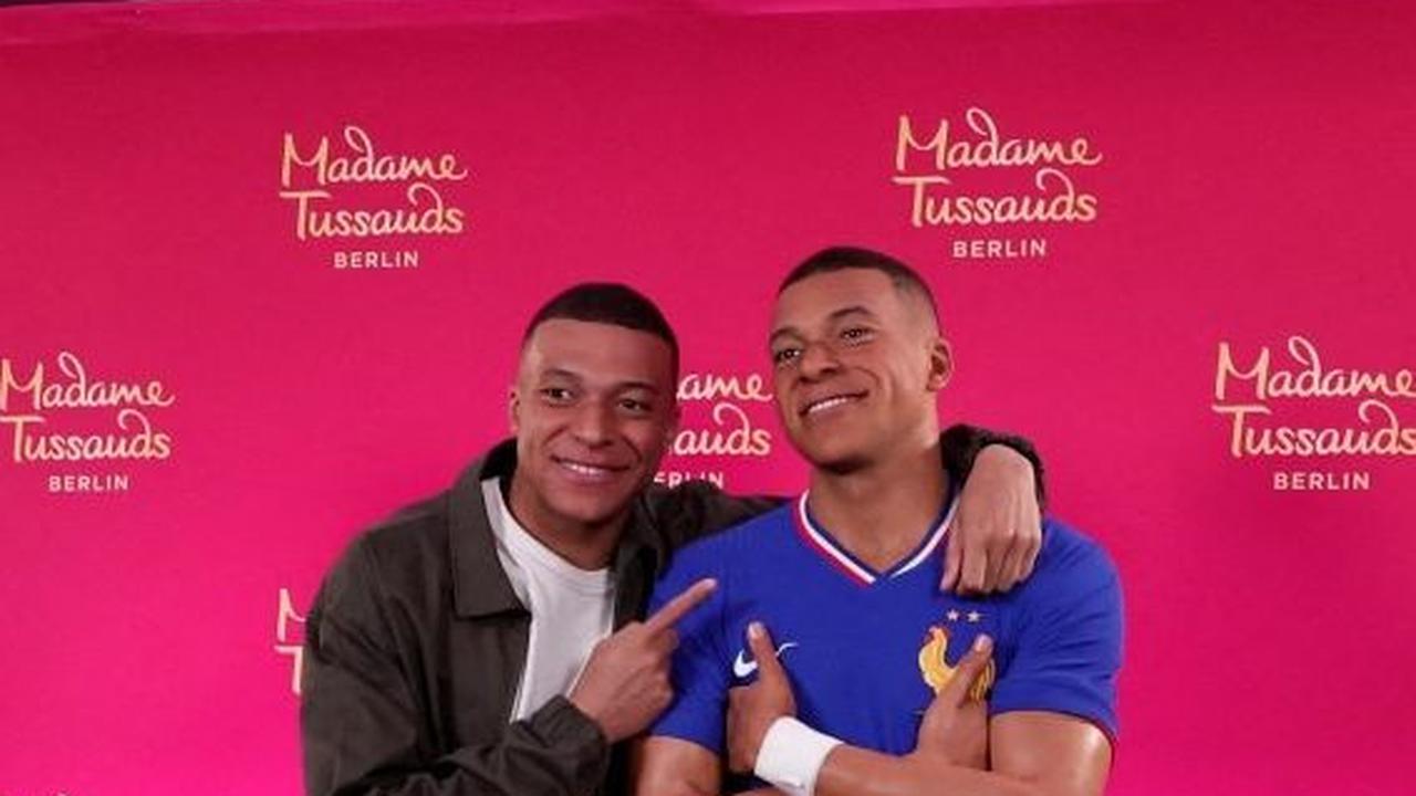 Melihat patung lilin berwajah dirinya itu, tentu membuat Mbappe merasa bangga dan terkesima di tengah pemberitaan dirinya yang sudah tak memperpanjang kontrak lagi dengan PSG. Foto: REUTERS / Gonzalo Fuentes