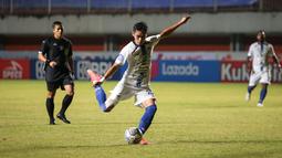 PSIS mencoba menekan pada menit ke-21 melalui Septian David Maulana. Sayangnya, bola hasil sepakannya masih bisa dijinakkan oleh barisan pertahanan Bali United. (Bola.com/Bagaskara Lazuardi)