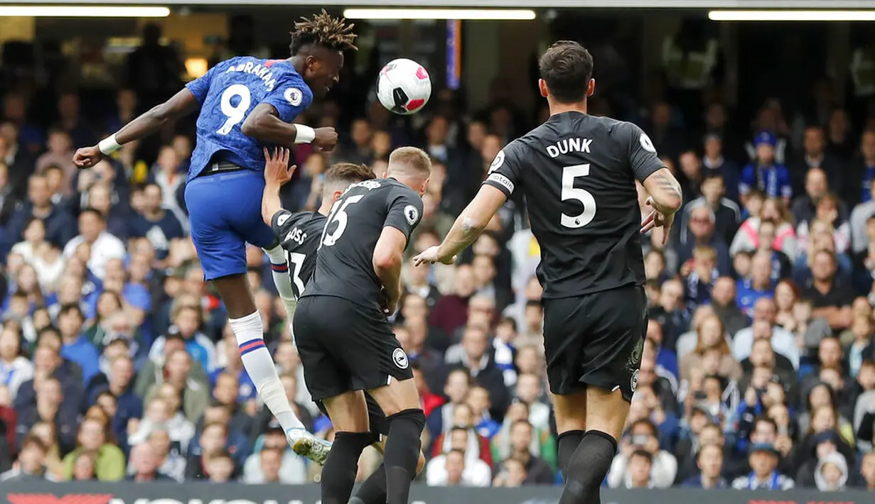 Striker Chelsea, Tammy Abraham, menyundul bola saat melawan Brighton & Hove Albion pada laga Premier League di Stadion Stamford Bridge, Sabtu (28/9). Chelsea menang 2-0. (AP/Frank Augstein)