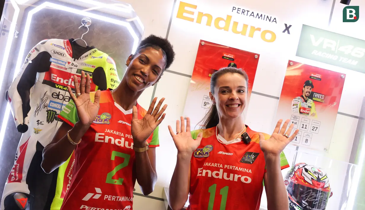 Pemain asing Jakarta Pertamina Enduro, Wilma Salas (kiri) dan Iana Shcherban pada acara launching tim untuk kompetisi Proliga 2026 yang berlangsung di Enduro x Fastron Lounge, Gedung Oil Center, Thamrin, Jakarta Pusat pada Senin (05/01/2026).